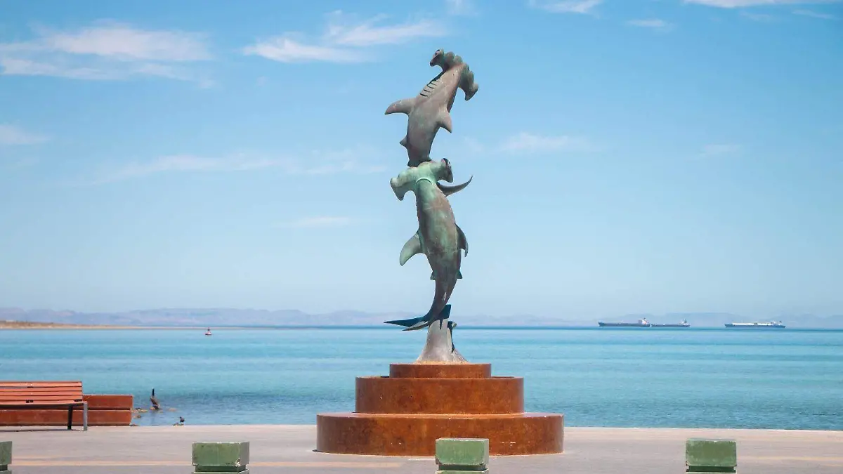 Escultura malecon la paz
