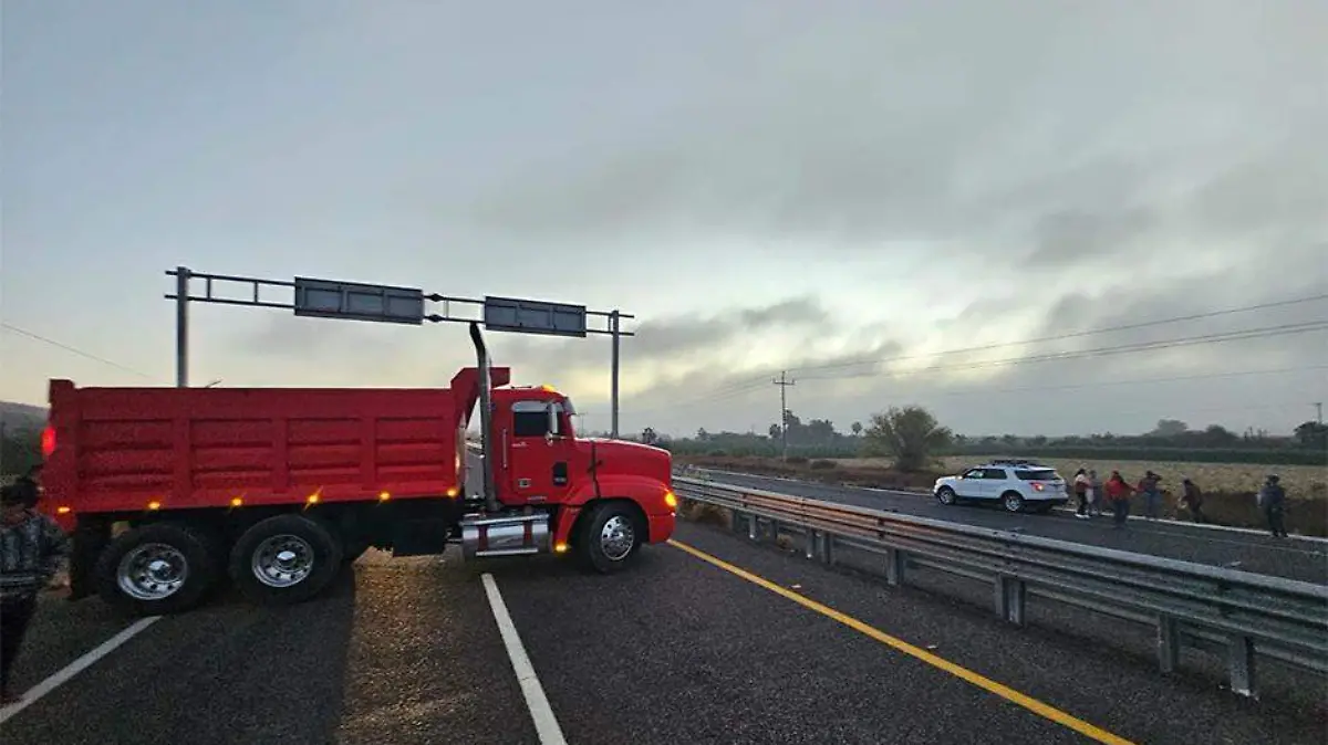 Padres y magisterio cierran carretera 2