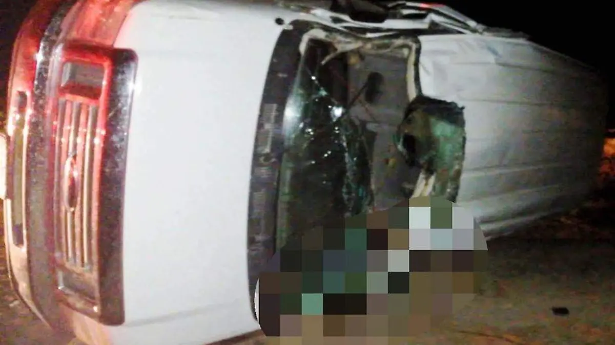 Muere joven en volcadura