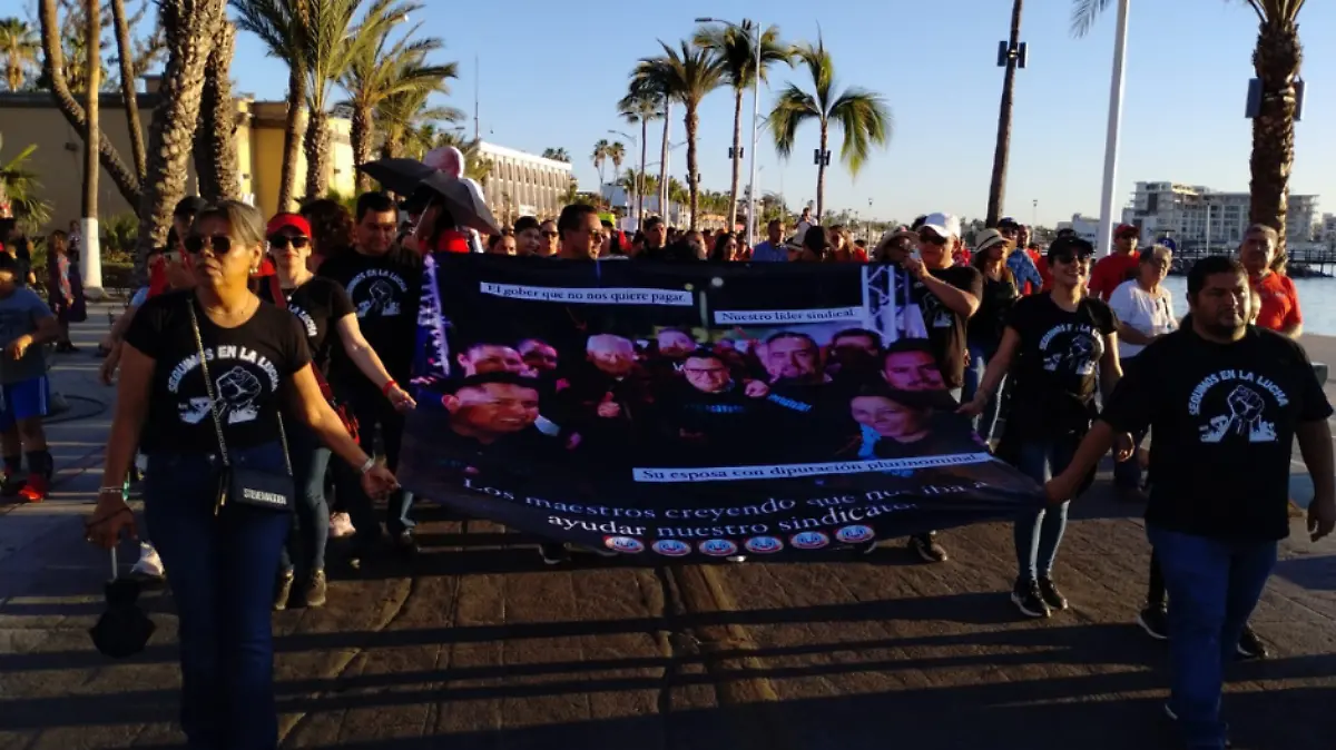 Manifestación docentes malecón La Paz