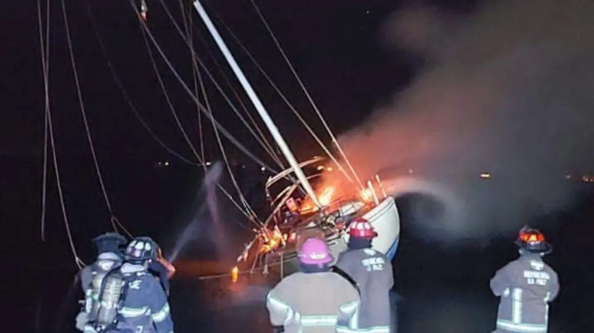 incendio de velero en La Paz