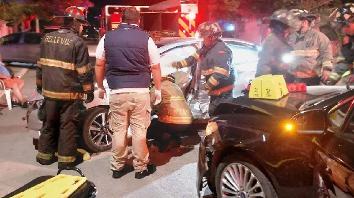 Rescatan a conductora prensada