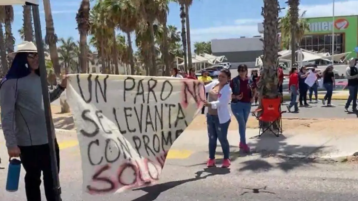cierran docentes calle en los cabos 1