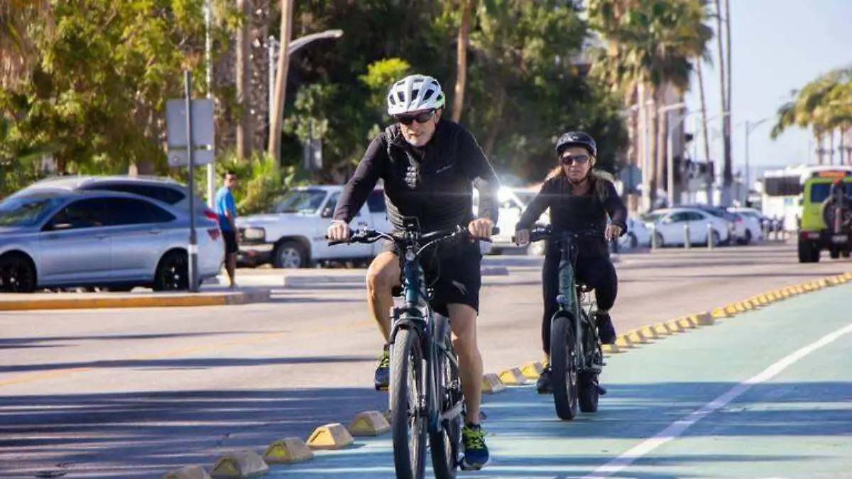 ciclista ciclovia malecon la paz