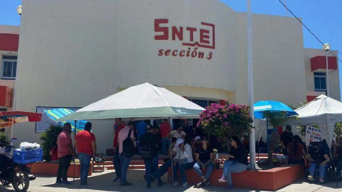 docentes protestan en SNTE