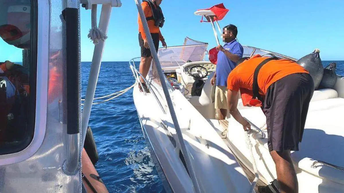 rescatan a persona en embarcacion