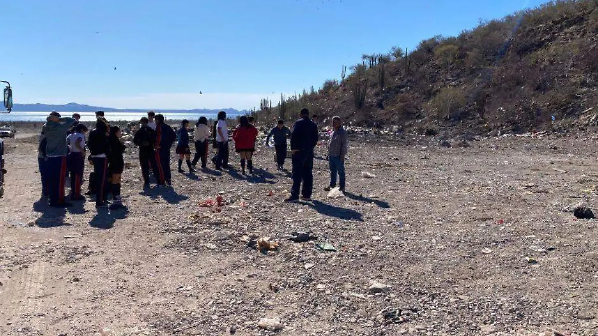Estudiantes en basurero de loreto 2
