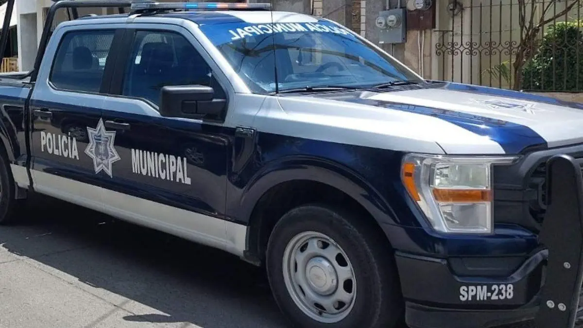 Arrojan comida a patrulla