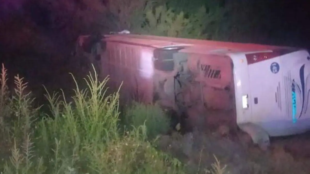 Volcadura camión Águila