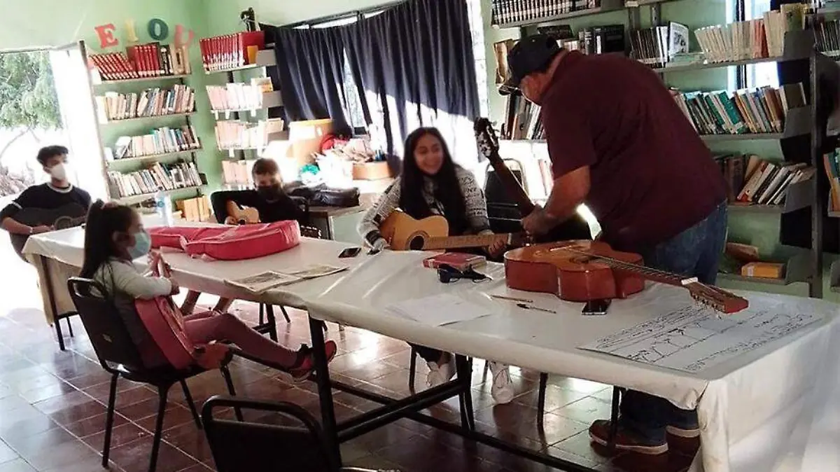 Participa en talleres biblioteca Los Planes