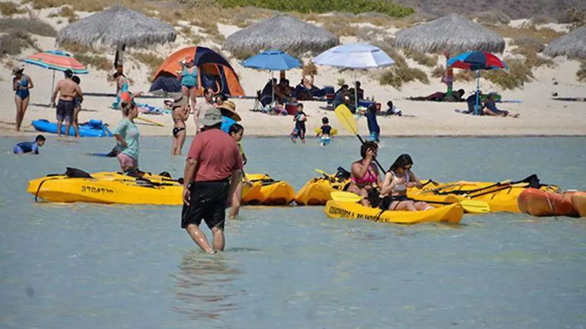 Turistas playa Balandra La Paz