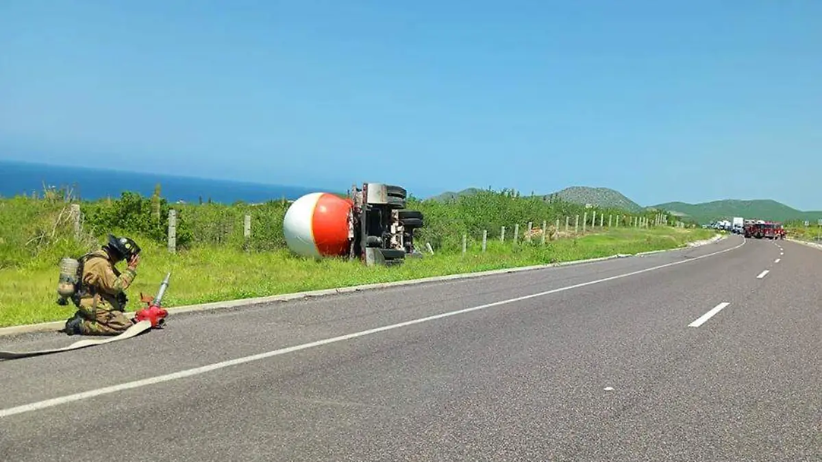 Vuelca pipa de gas en los cabos