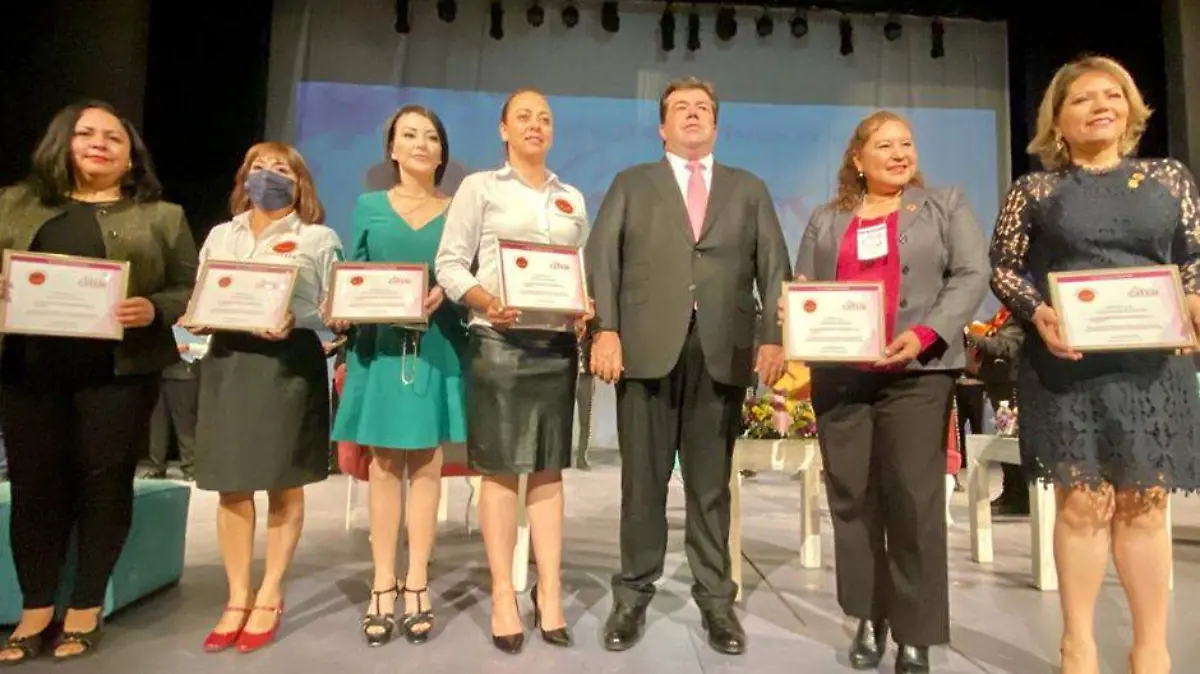 Marbella Gonzalez recibe reconocimiento 