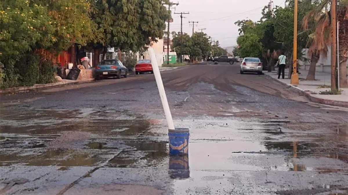 Derrame aguas negras calle La Paz