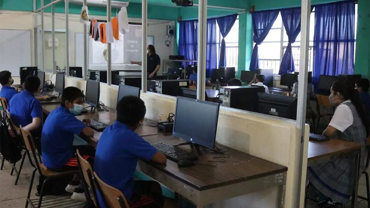 Alumnos secundaria asisten clases presenciales