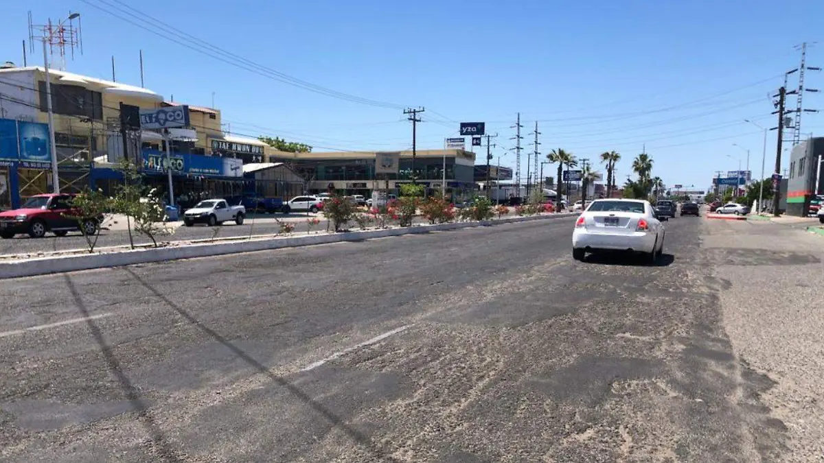 Pavimentan calles la paz