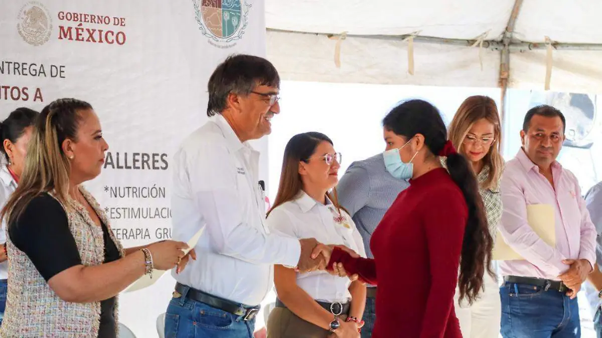 Oscar Leggs entrega reconocimientos