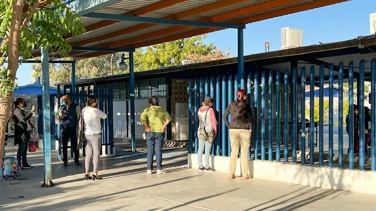 Escuela un pupitre vacio entre estudiante y estudiante