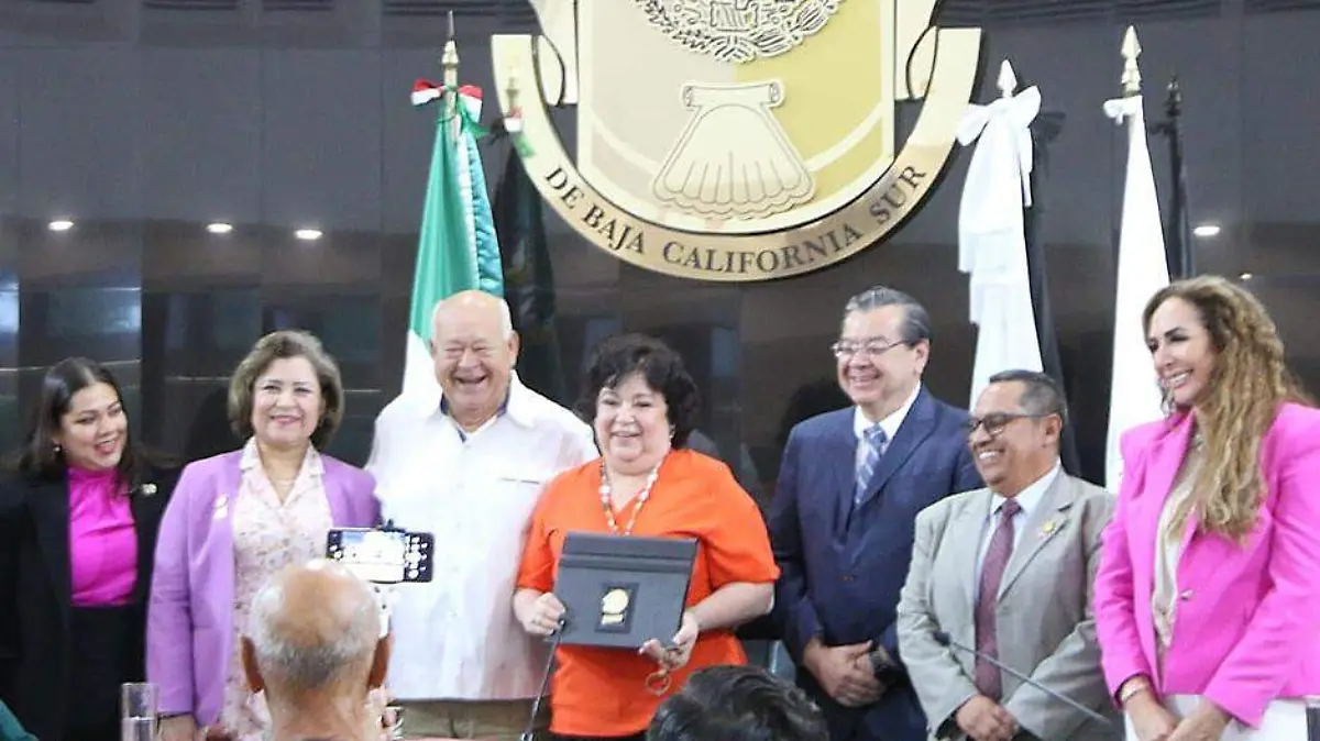 Gobernador entrega medalla
