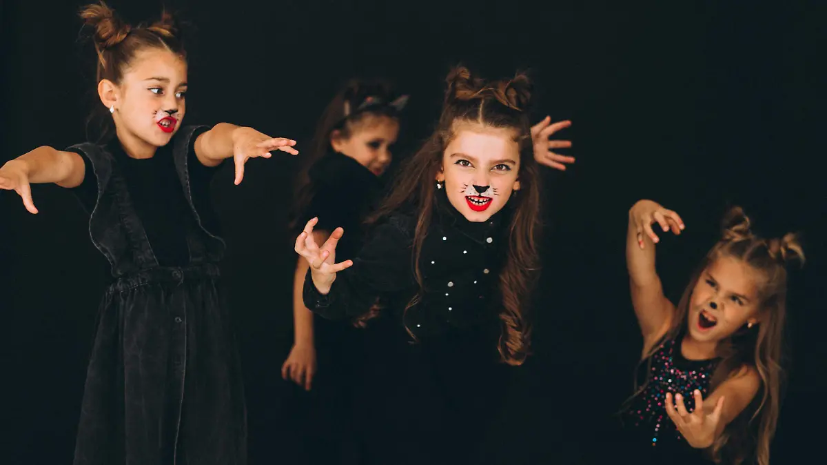 grupo-chicas-vestidas-disfraces-halloween-studio