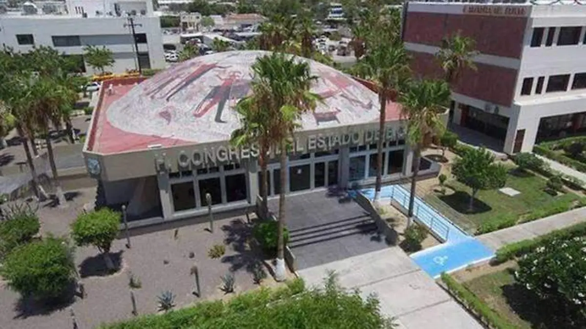 Asiste a conferencia sobre derechos de la mujer