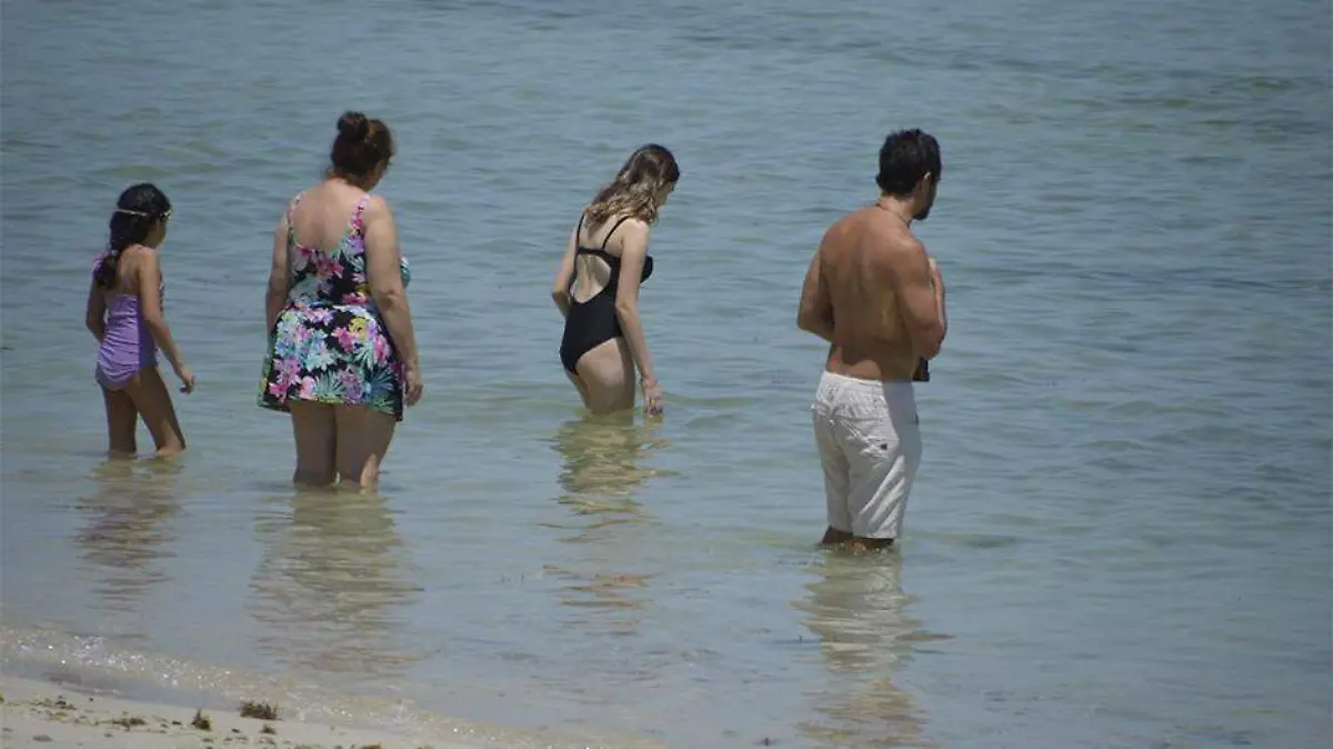 Turistas Playa La Paz 01