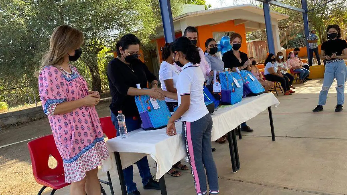 Entrega Utiles escolares mochila