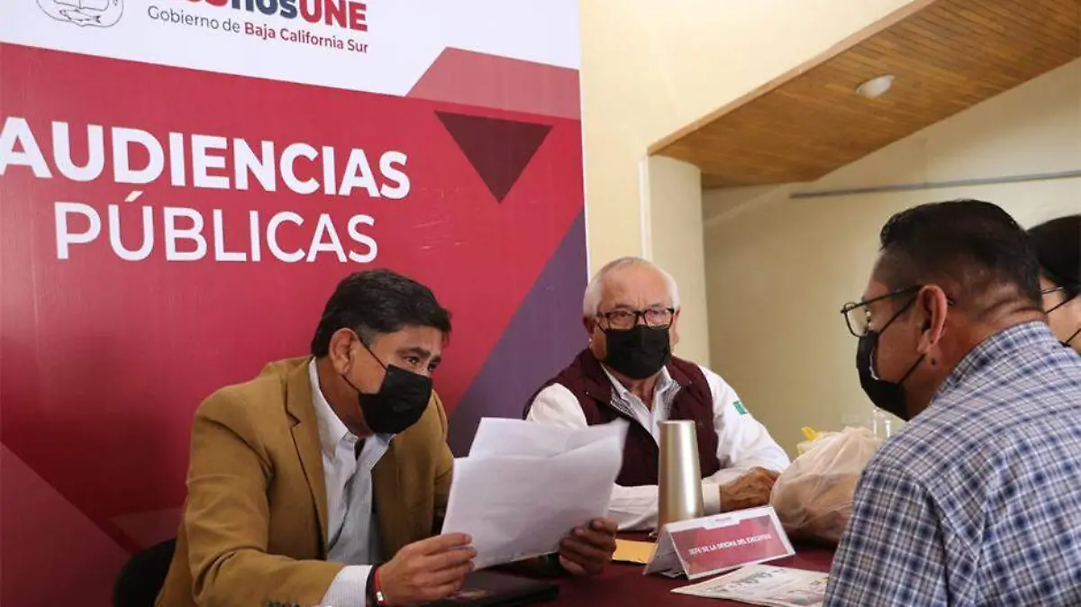 Funcionarios estatales atienden a ciudadanos