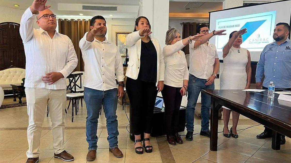 Toma protesta canirac la paz