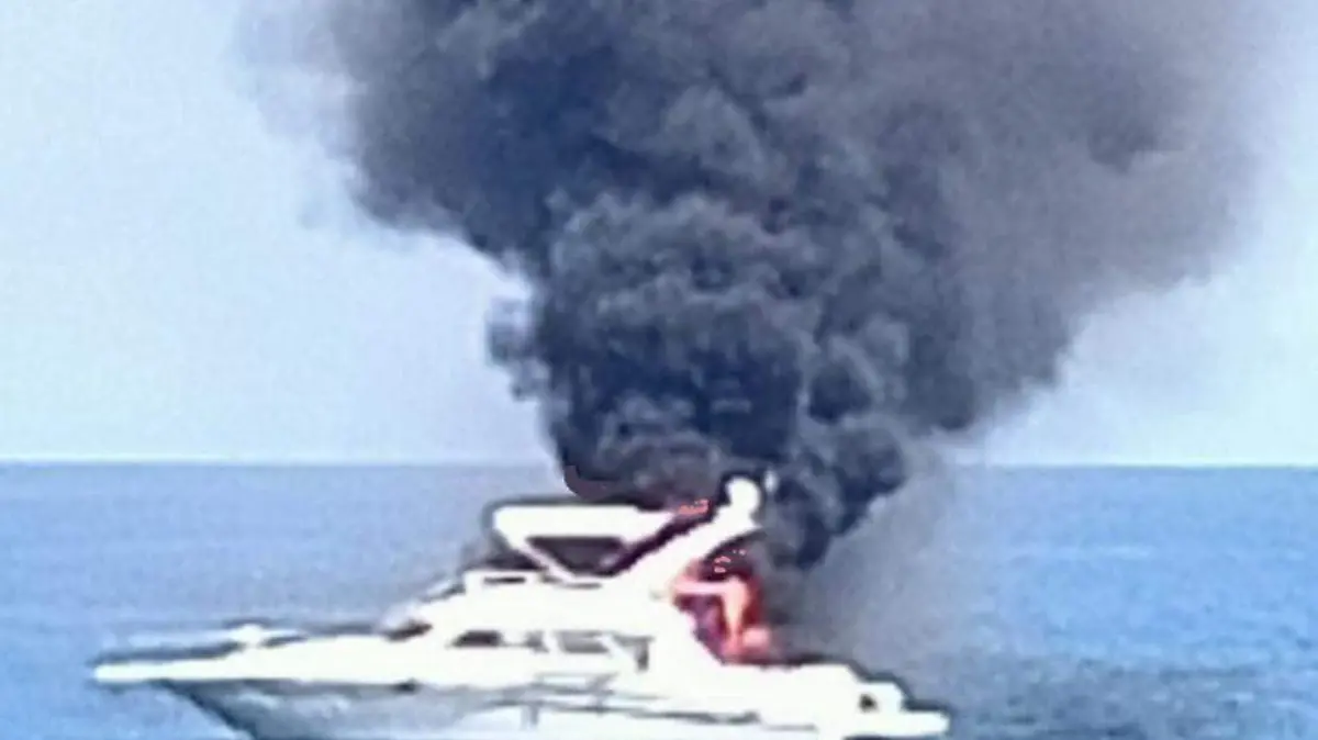 Arde embarcacion en Cabo San Lucas