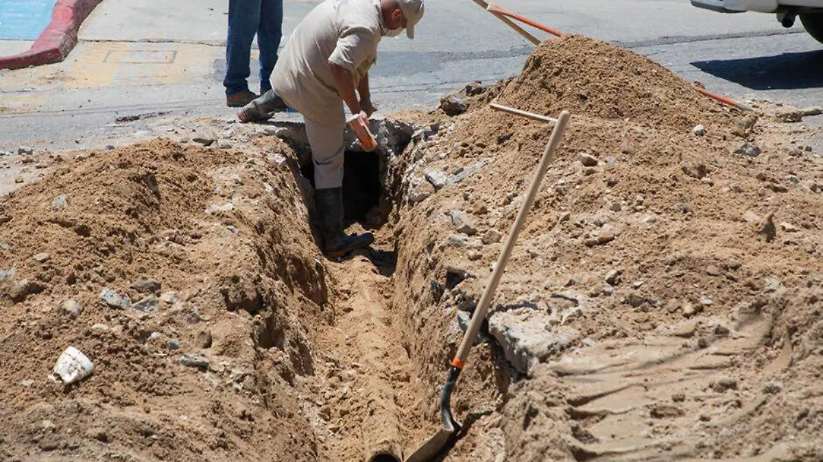 Fuga agua calle Los Cabos