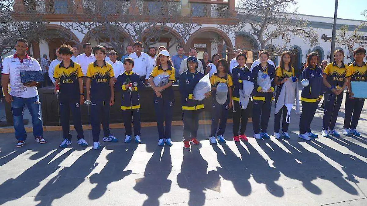 entrega equipo a esgrimistas