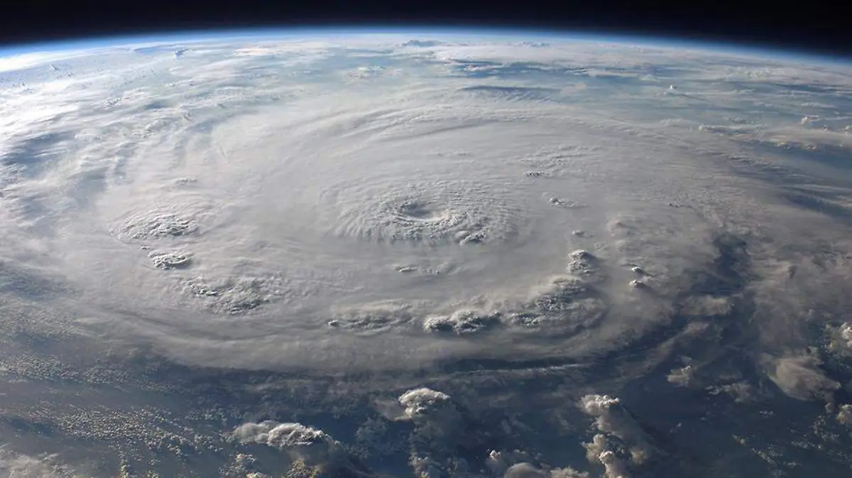 huracán desde el espacio