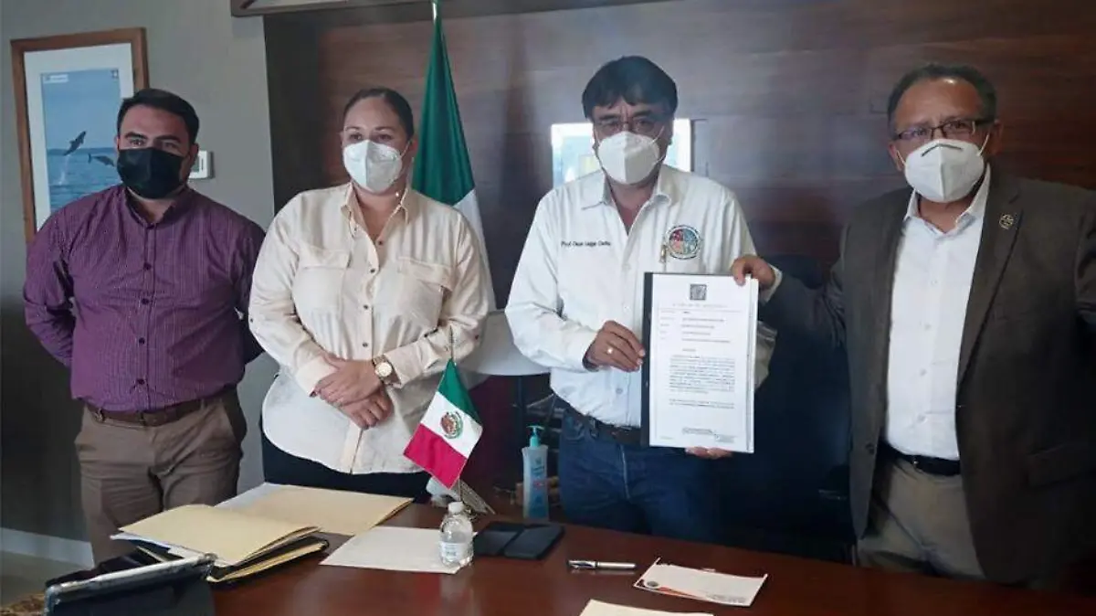 Recibe UABCS escritura de un predio en La Ribera 