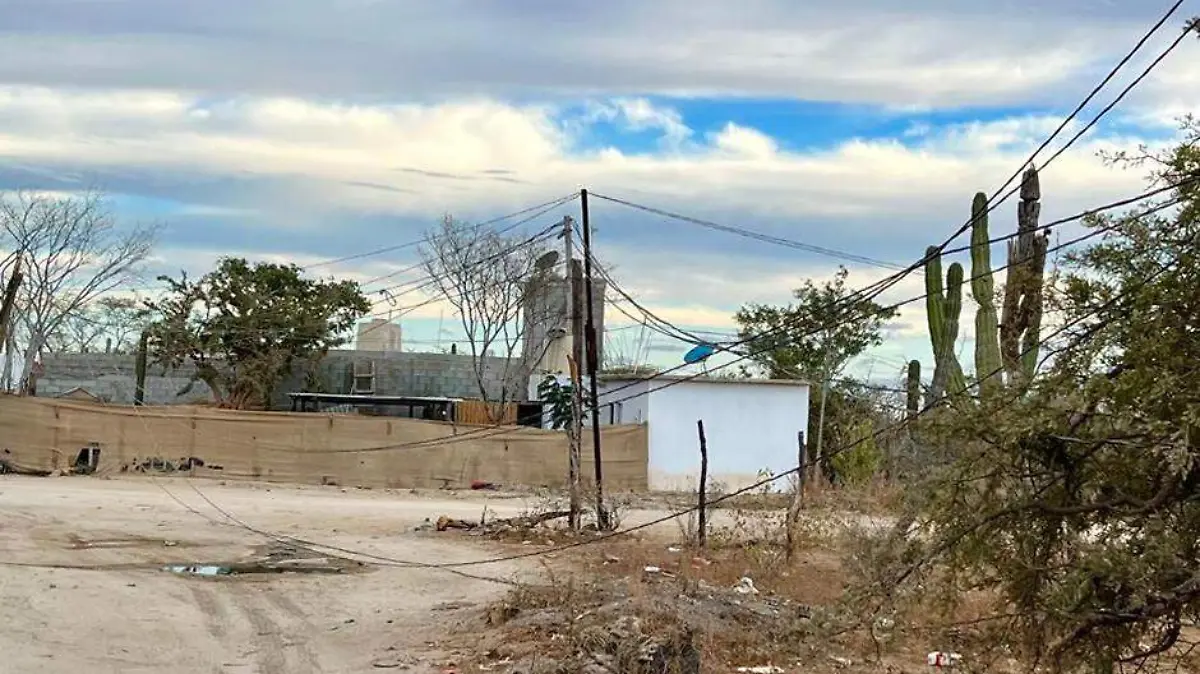 Cables de luz en el piso los cabos