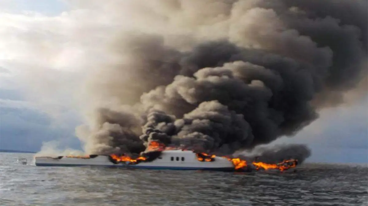 Embarción incendio 01