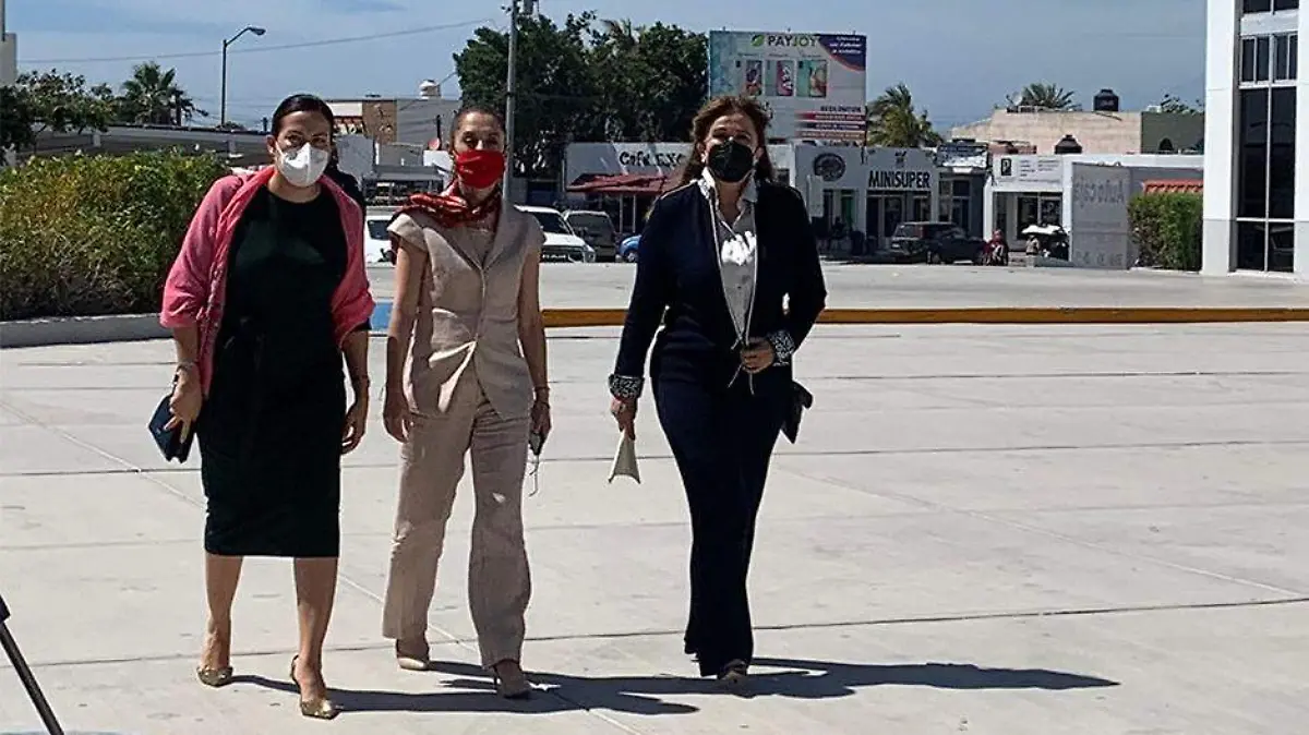 Claudia Sheinbaum arriba al palacio municipal