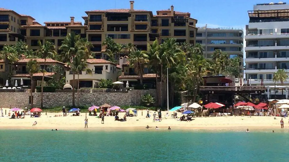 Turistas playa mar Los Cabos