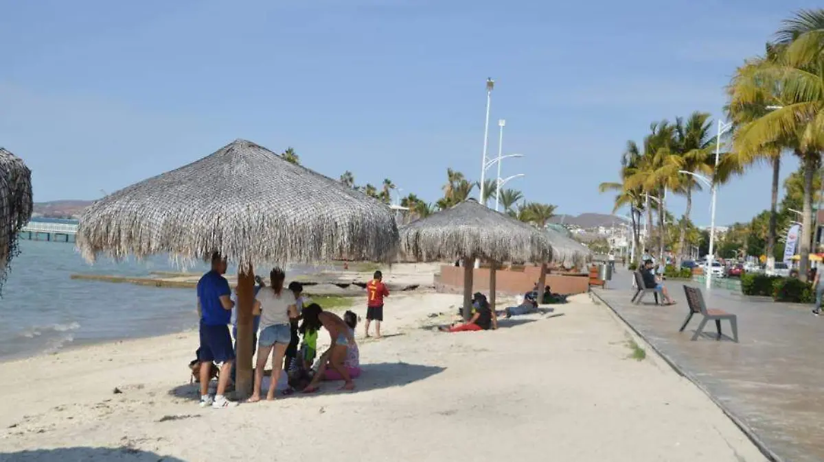 Malecon turistas La Paz 1