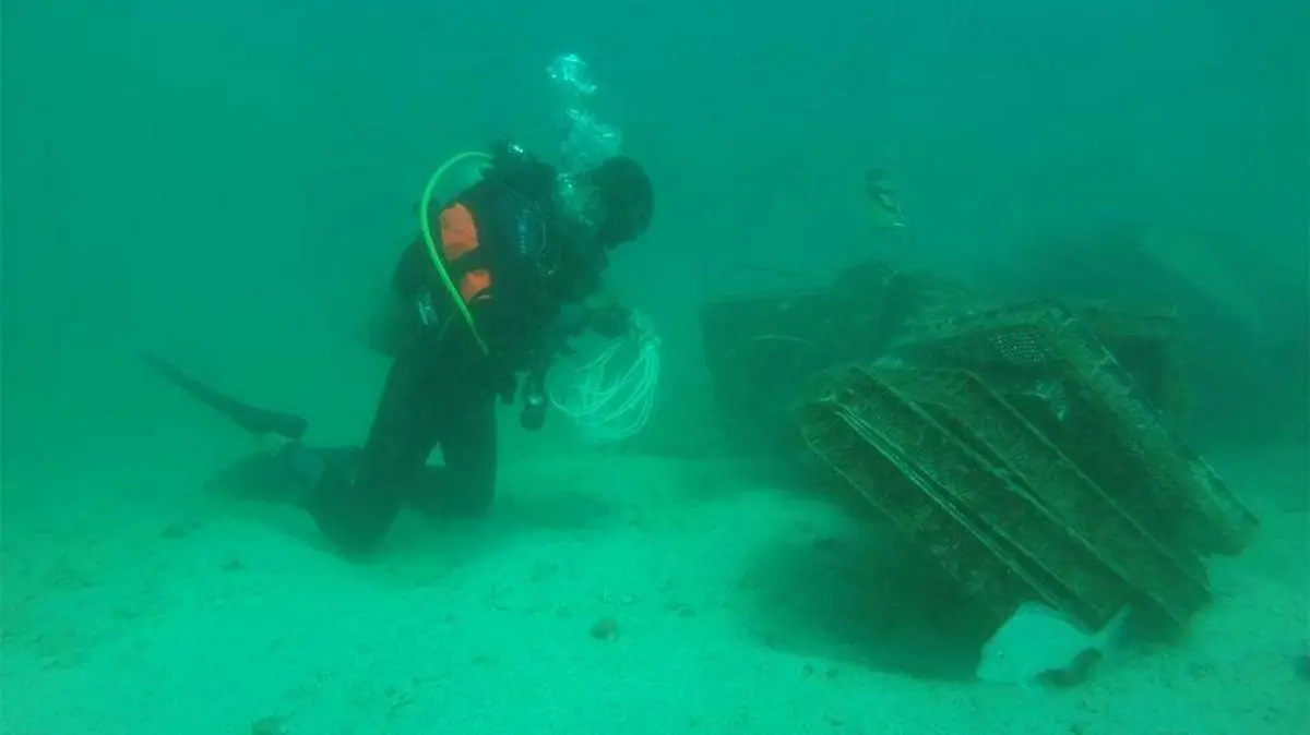 Buzo mar basura