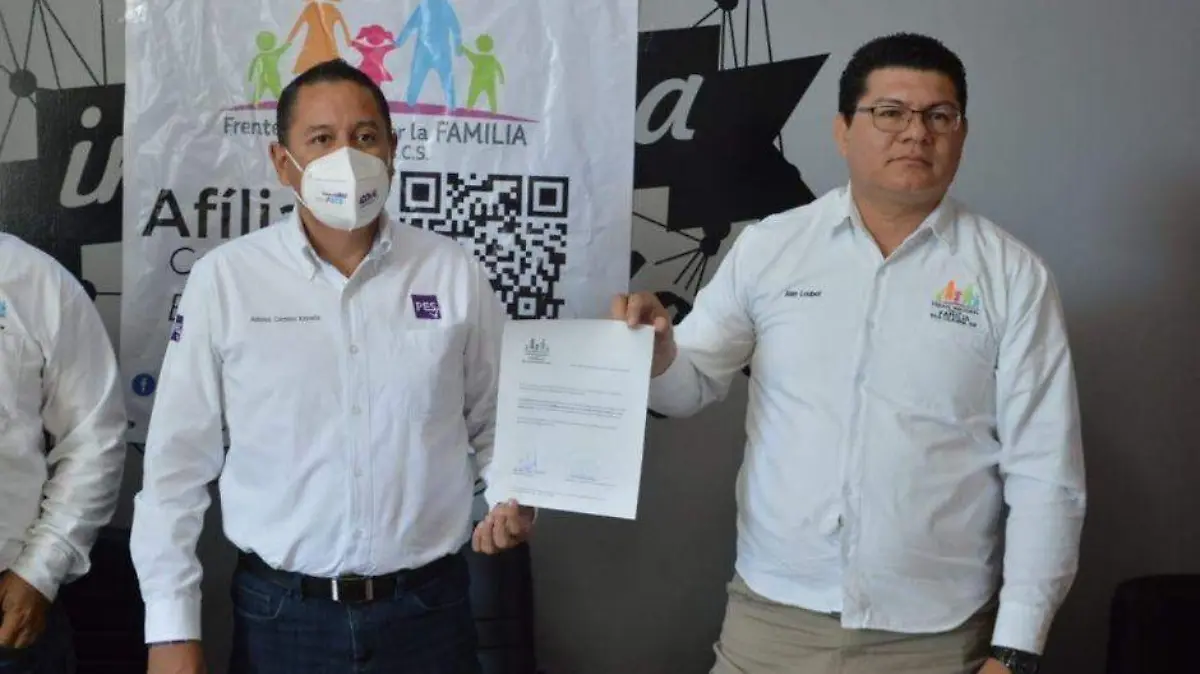 Adonaí Carreón firma pacto con el Frente Nacional por la Familia