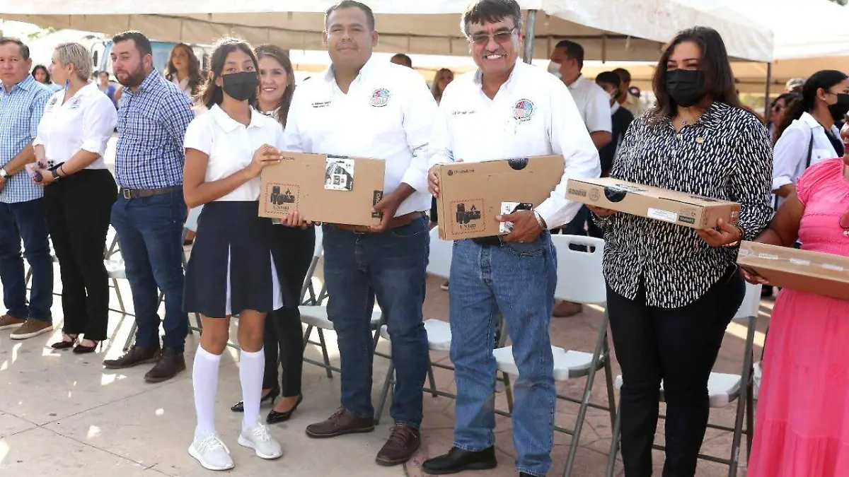 Gobierno Los Cabos Entrega computadoras