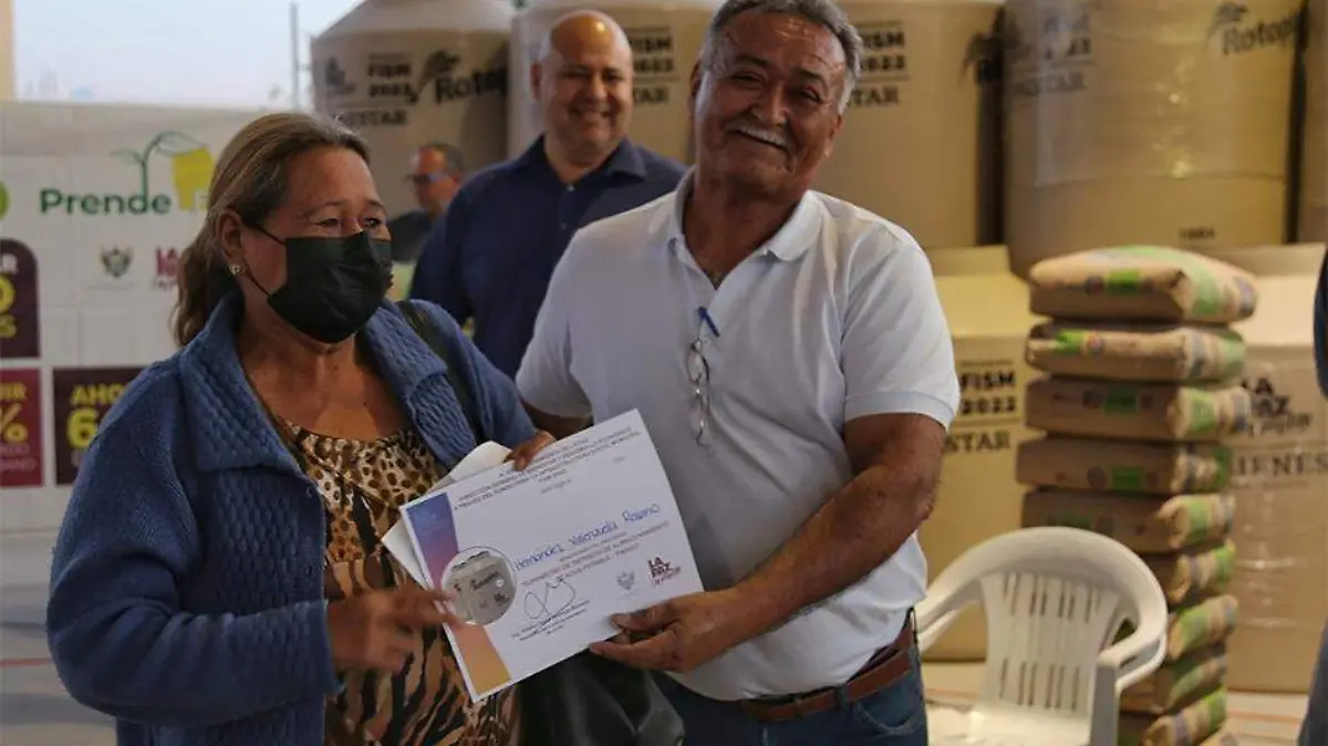 Entrega tinacos La Paz