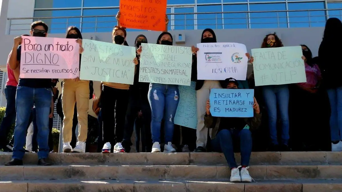 Protestan estudiantes UTLP 1