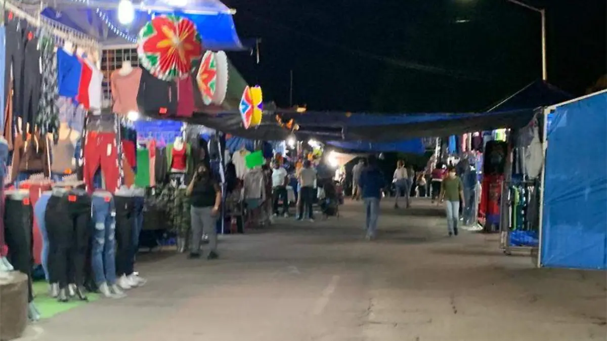Sudcalifornianos visitan tianguis navidenho 