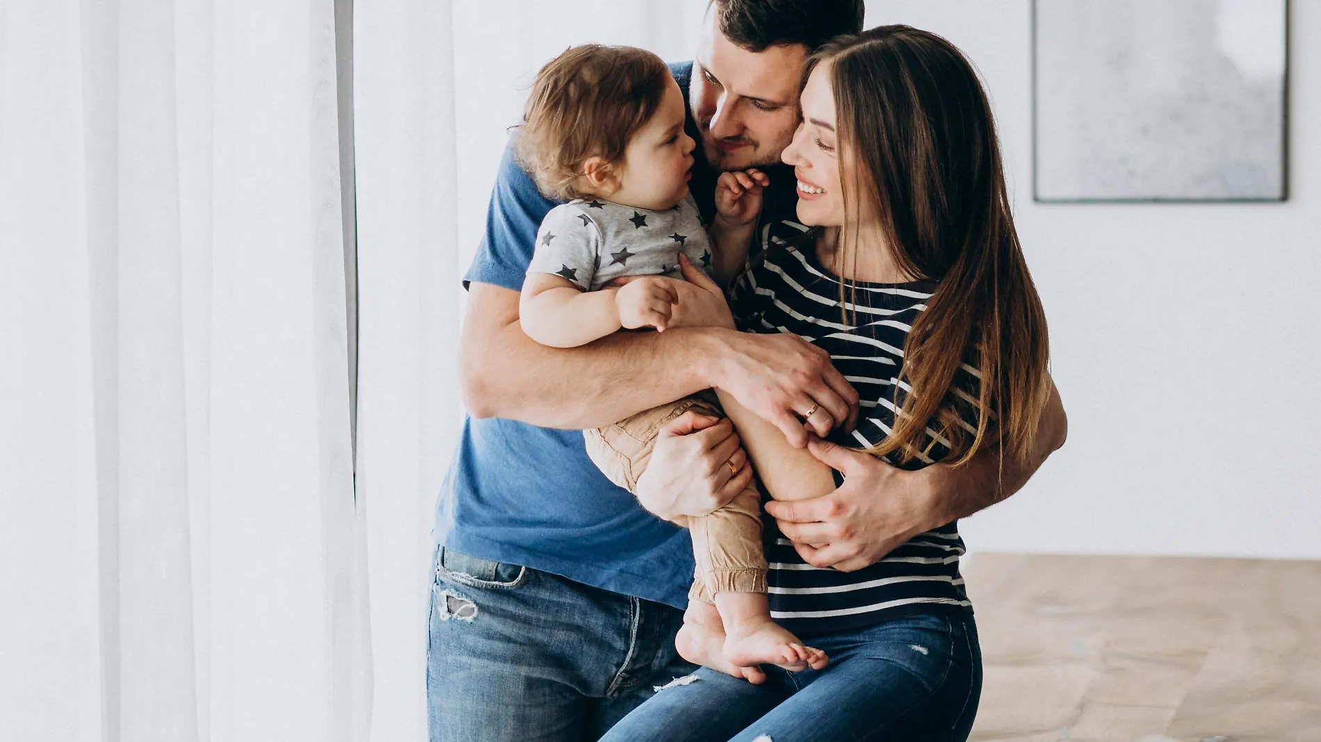 joven-familia-su-pequeno-hijo-casa