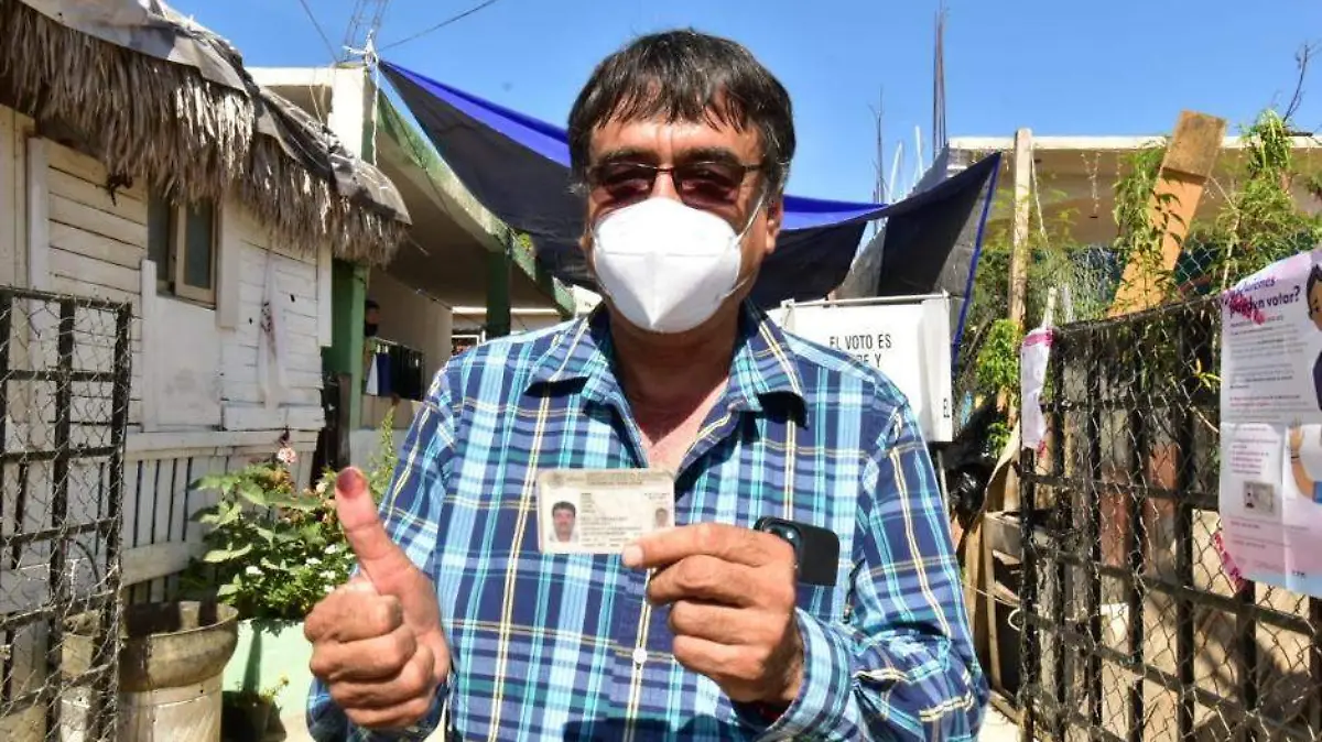 Oscar Leggs vota Consulta Popular