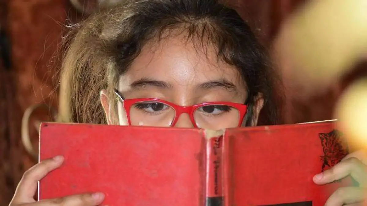Ninha leyendo libro