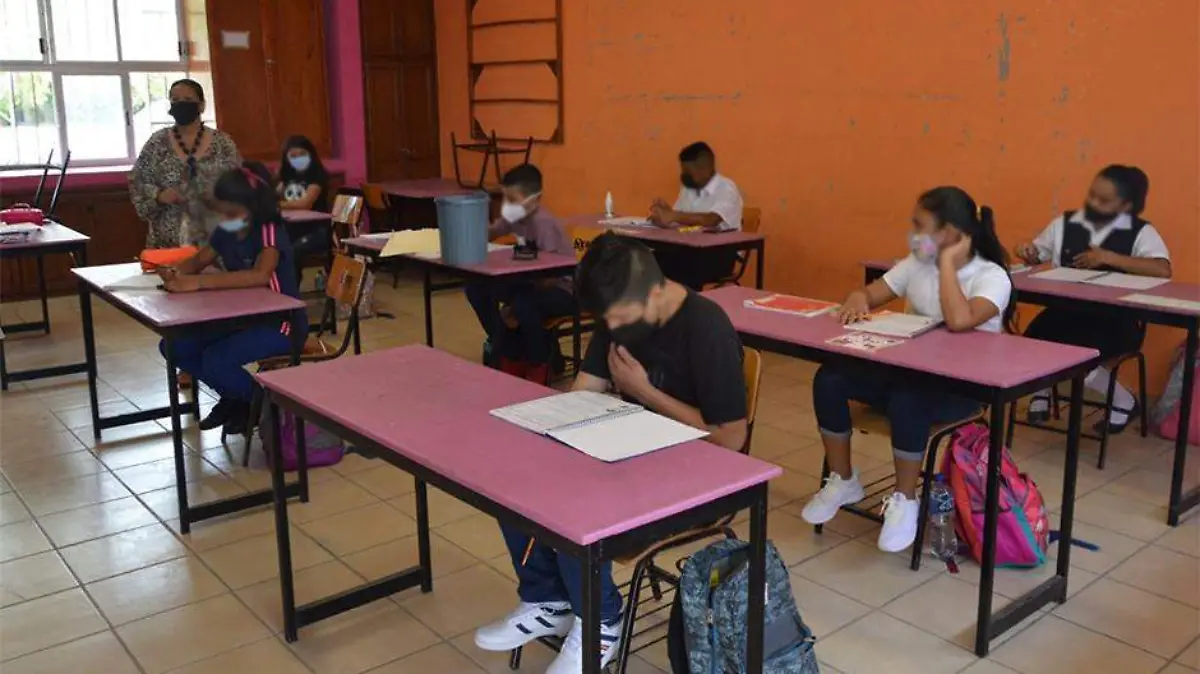 Regreso a clases estudiantes aula BCS