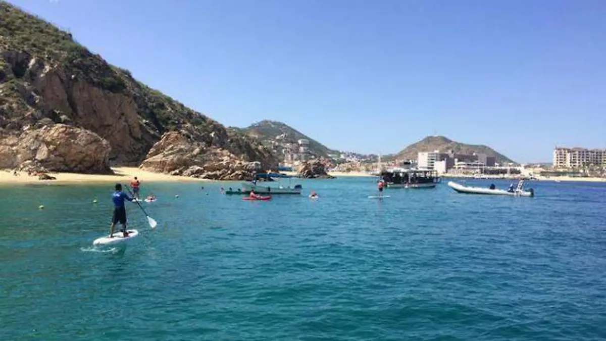 Turistas mar playa Los Cabos